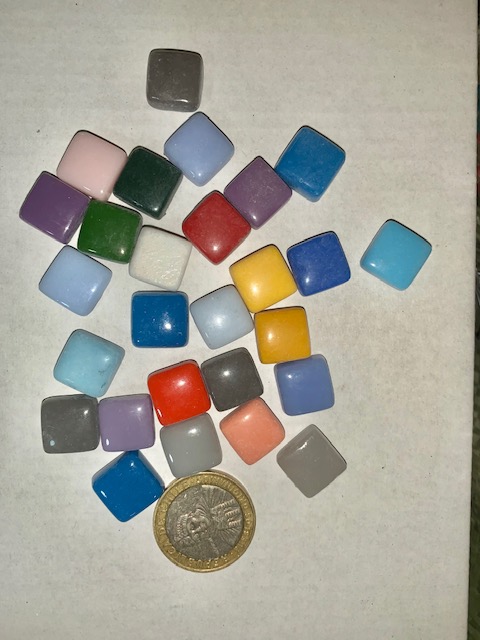 Cod: 227 Cuadrados vidrio macizo de 1.5 cm x 1.5 cm (bolsa de 50 gramos)