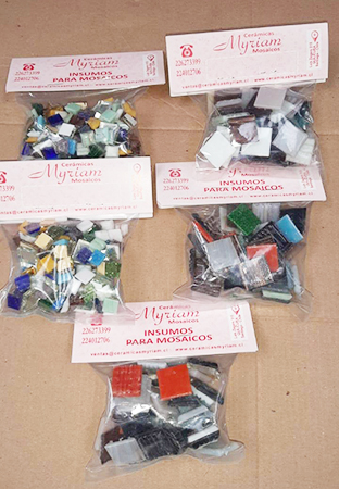 bolsa de 100 gramos de teselas surtidas de 2 cm  x 2 cm  ( 48 unid aprox)